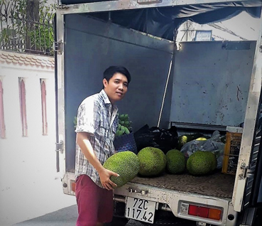Từ khi có xe tải, anh Lê Anh Vũ (ấp 1, xã Hòa Hội, huyện Xuyên Mộc) rất thuận lợi trong việc vận chuyển trái cây đi bán. 