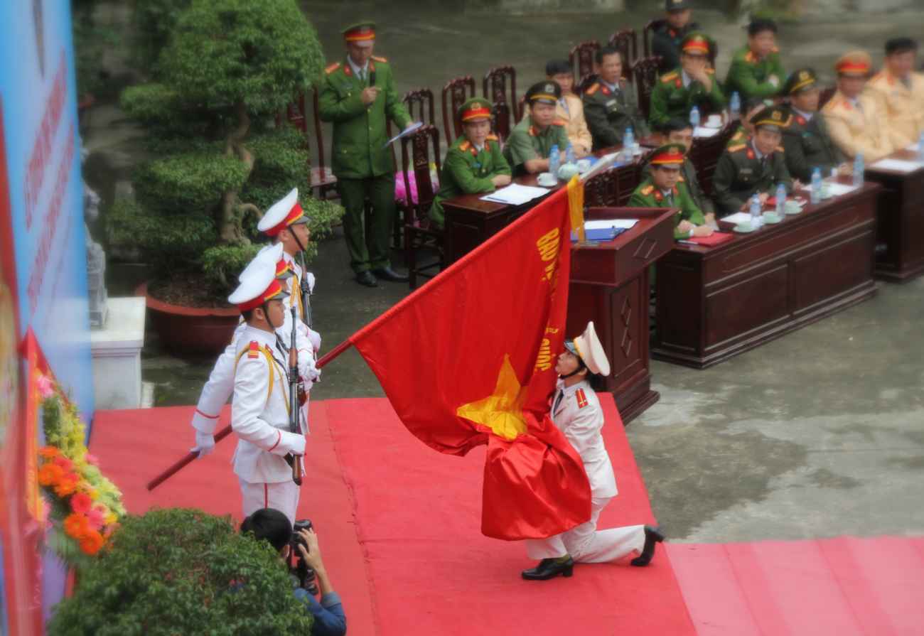 Mỗi CBCS Công an Nghệ An luôn Vì nước quên thân vì dân phục vụ. Trong ảnh: Lễ tuyên thệ thành lập Tiểu đội nữ đặc nhiệm Công an Nghệ An
