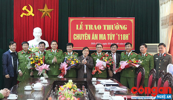 Lãnh đạo Công an tỉnh, Huyện uỷ, UBND huyện trao thưởng cho Ban chuyên án 118H