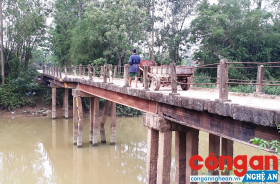 Cầu 78 được xây dựng cách đây hơn 40 năm, nay đã xuống cấp nhưng mỗi ngày, hàng trăm hộ dân nơi đây vẫn phải đi qua