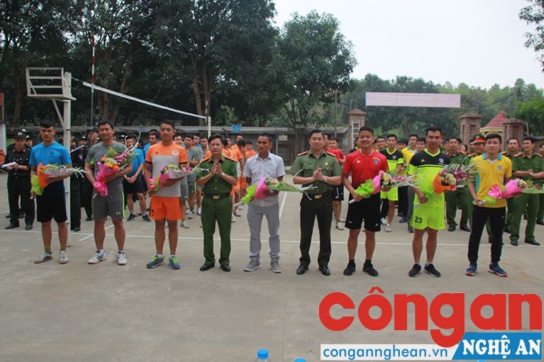  Đại diện lãnh đạo đơn vị tặng hoa cho các đội tham gia
