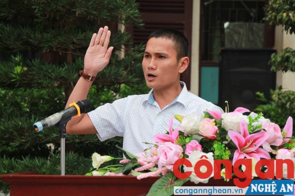Tổ trọng tài lên tuyên thệ