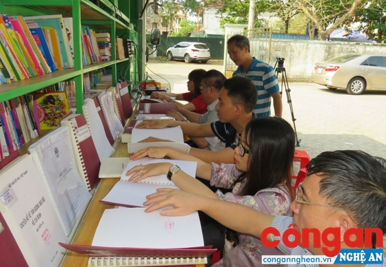 Hội viên hội người mù tìm kiếm thông tin trên máy tính thông qua phần mềm dành riêng cho người khiếm thị