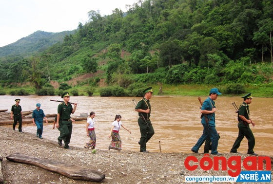CBCS Đồn Biên phòng Mỹ Lý cùng dân quân, thành viên tổ tự quản đường biên, cột mốc tuần tra bảo vệ biên giới