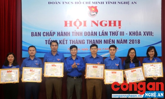 Trao Giấy khen cho các tập thể xuất sắc trong Tháng Thanh niên 2018