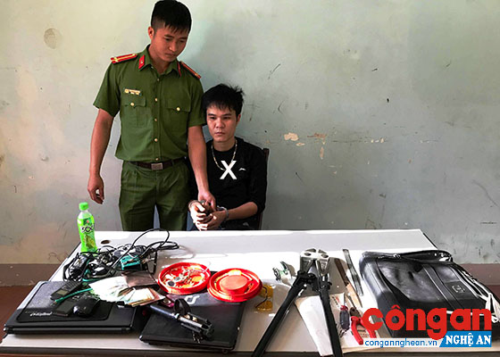Đối tượng Lê Hữu Bình (X) và tang vật