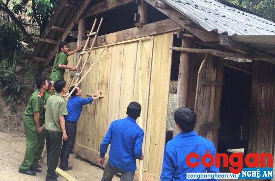Công an huyện Kỳ Sơn giúp nhân dân khắc phục hậu quả lũ lụt