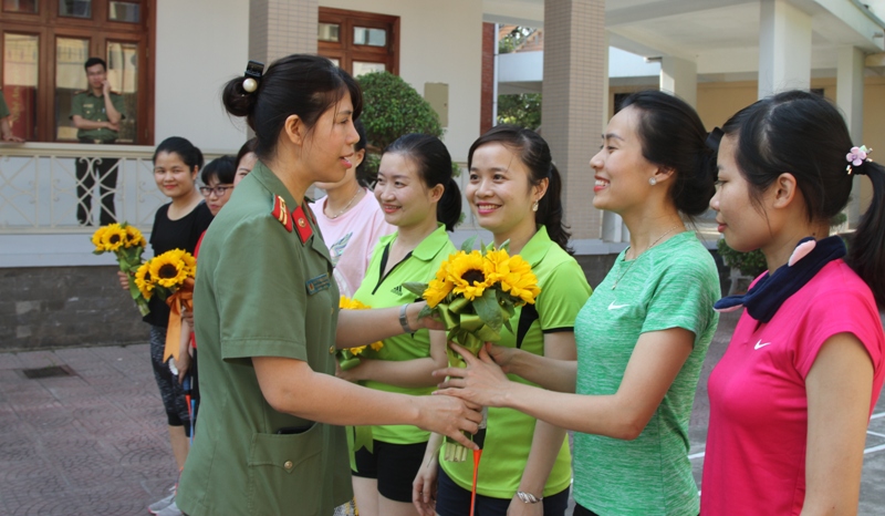 Lãnh đạo Phòng Tài chính tặng hoa chúc mừng các cầu thủ.