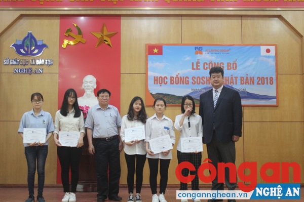 5 bạn học sinh giành suất học bổng 50%