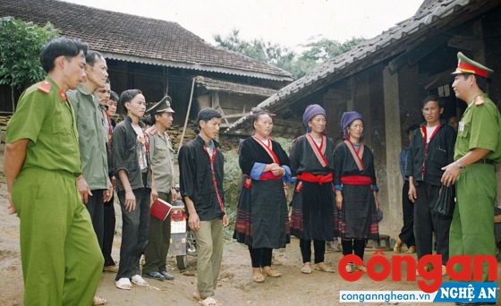 Lực lượng Công an tăng cường bám địa bàn, tuyên truyền về các thủ đoạn của tội phạm mua bán người cho nhân dân vùng cao
