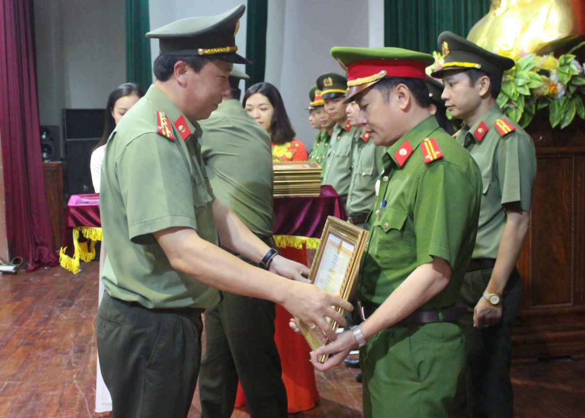 Trao Bằng khen của Bộ Công an cho các tập thể, cá nhân xuất sắc 