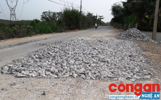 Đoạn đường có những chỗ bị hư hỏng nặng, xe ôtô “cày xới”, đá sỏi lổn nhổn