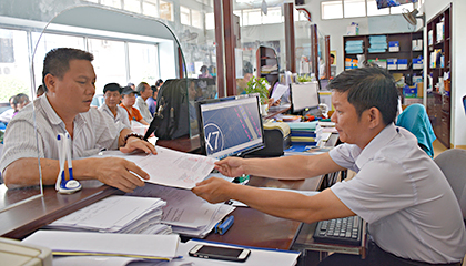 Nhân viên Bộ phận tiếp nhận và trả kết quả huyện Tân Thành hướng dẫn người dân làm thủ tục chuyển nhượng nhà đất.