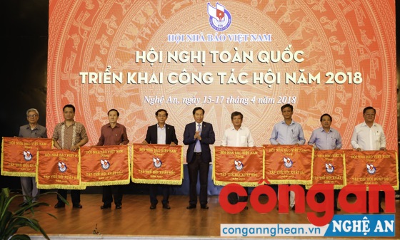 Trao Cờ thi đua của Hội Nhà báo Việt Nam năm 2017 cho 9 đơn vị