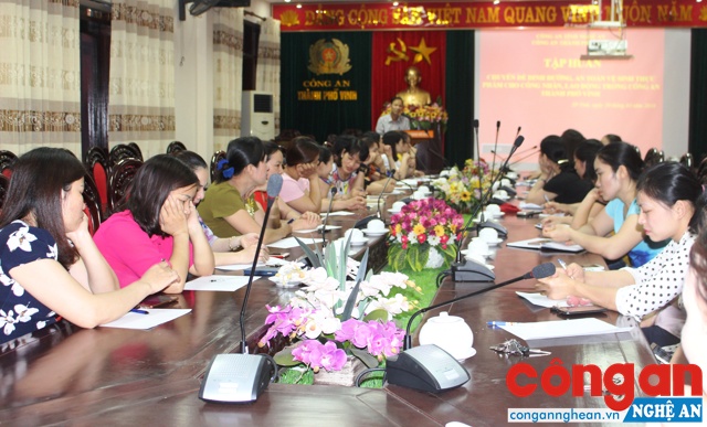 Lớp tập huấn về dinh dưỡng tại Công an TP Vinh