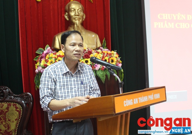 Các giảng viên trao đổi những kiến thức chuyên môn gắn với thực tiễn
