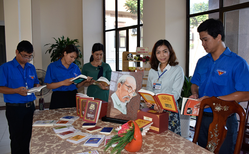 Cán bộ, công chức Thành ủy Vũng Tàu đọc sách trong ngày khai trương tủ sách.