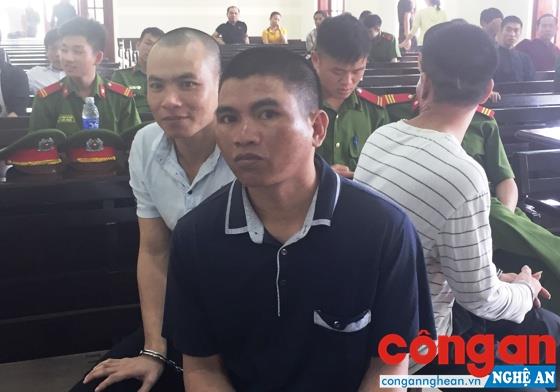 Bị cáo Moong Phò Lịch (áo đen) tại tòa