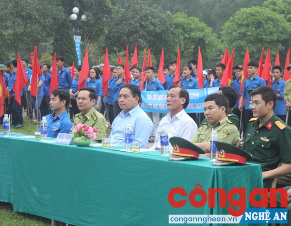 Các đại biểu về dự lễ