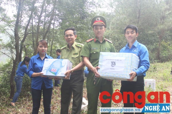 Trao quà cho các Đội  tham gia phát quang, thu gom thực bì