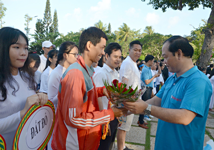 Đồng chí Mai Ngọc Thuận, Ủy viên Ban Thường vụ Tỉnh ủy, Bí thư Thành ủy Vũng Tàu tặng hoa, cờ lưu niệm cho các đoàn VĐV dự giải.