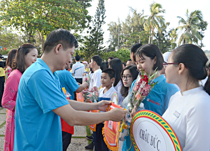 Đồng chí Trần Văn Tuấn, Phó Chủ tịch HĐND tỉnh tặng hoa, cờ lưu niệm cho các đoàn VĐV dự giải.