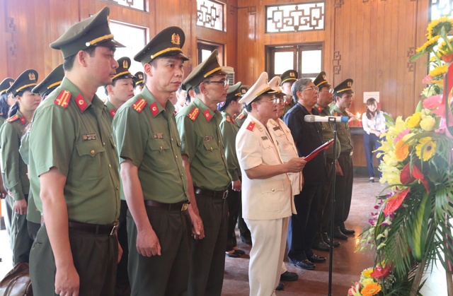 Viện Lịch sử Công an nhân dân dâng hương tại Khu di tích Kim Liên