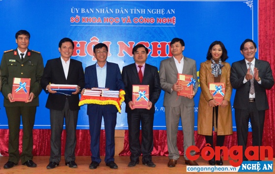 Ông Trần Quốc Thành, Giám đốc Sở Khoa học và Công nghệ bàn giao các đề tài, dự án nghiên cứu Sở Khoa học và Công nghệ năm 2017 cho các địa phương, ban, ngành liên quan