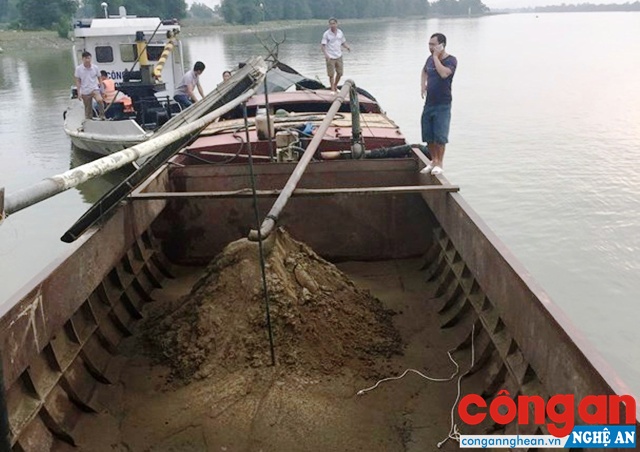 Con tàu vi phạm và hình ảnh những người lạ xuất hiện, có biểu hiện chống đối Đoàn công tác