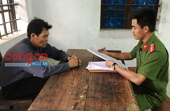  Công an huyện Quỳnh Lưu lấy lời khai đối tượng Nguyễn Văn Phong