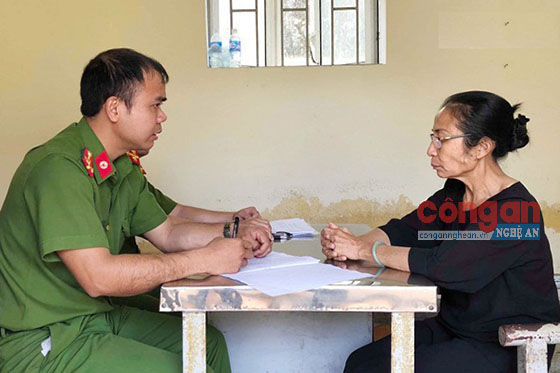 Cán bộ Công an Hà Tĩnh lấy lời khai đối tượng Cao Thị Tâm