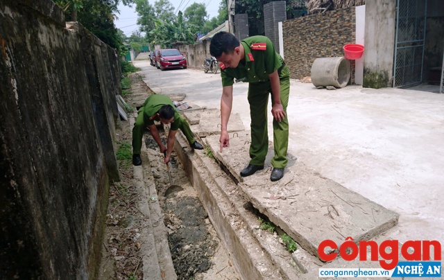 Cảnh sát Môi trường kiểm tra hệ thống mương thoát thải