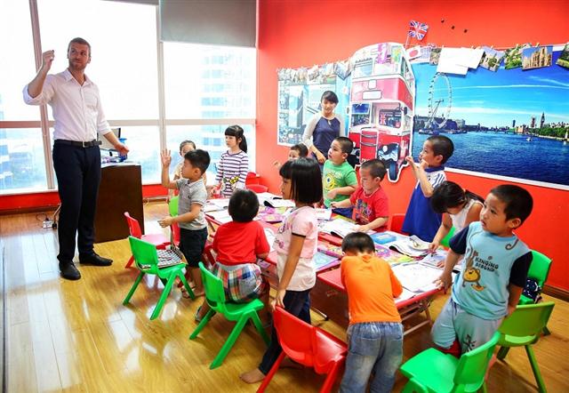 Năm 2017, nhiều cơ sở dạy ngoại ngữ đã tuyển dụng thêm giáo viên nước ngoài (Ảnh minh họa)