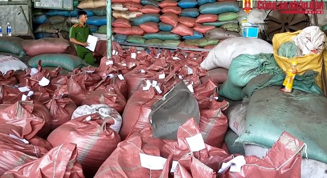 Cơ quan điều tra bắt quả tang cơ sở của bà Loan đang trộn hỗn hợp vào phế phẩm cà phê vào ngày 17-4