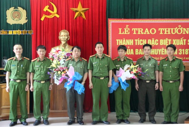 Lãnh đạo Công an tỉnh trao thưởng cho Ban chuyên án