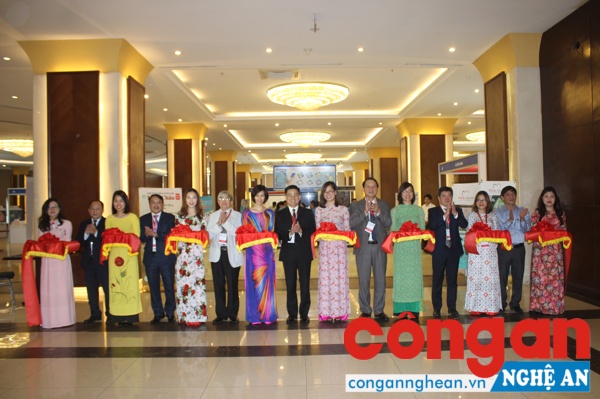 Các dại biểu đại diện Ban tổ chức hội nghị và tỉnh Nghệ An dự cắt băng khai trương Triễn lãm Nha khoa