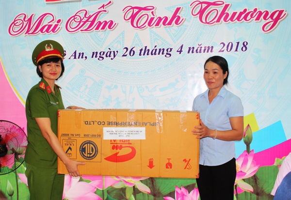 Các cấp Hội Phụ nữ Cụm thi đua tặng quà cho chị Thắm