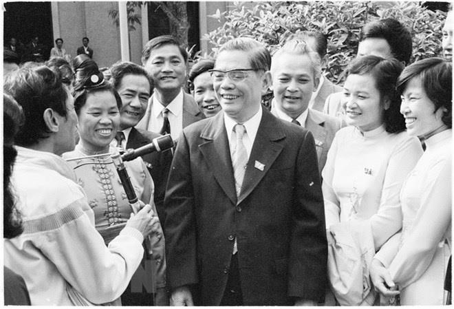 Tổng Bí thư Nguyễn Văn Linh với các đại biểu dự Đại hội Đảng VI - Đại hội