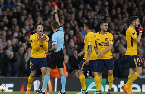 Ngay từ phút thứ 10 Arsenal đã có lợi thế hơn người