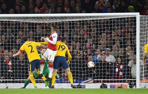 Phải đến phút 61 Arsenal mới tận dụng lợi thế hơn người vương lên dẫn trước nhờ công của Lacazette