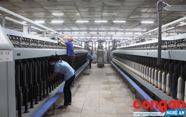 Công nhân Công ty CP Dệt may Hoàng Thị Loan trong giờ làm việc