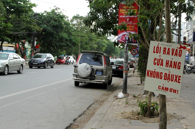 Ngoài ra, UBND TP Vinh cũng đã có nhiều giải pháp tình thế như: Thí điểm cho thuê vỉa hè làm nơi đỗ xe, kinh doanh; xén vỉa hè làm bãi đỗ xe; lập điểm đỗ dọc 2 bên lề đường… Hệ quả là tại những tuyến đường này, tình trạng lộn xộn xảy ra thường xuyên, xe vào ra tùy tiện chèn ép các xe đi trên tuyến, gây nguy cơ ùn tắc và TNGT