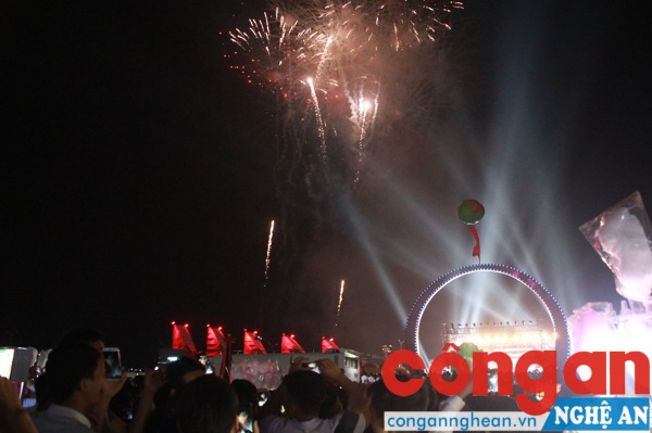 Kết thúc buổi khai mạc là màn bắn pháo hoa chào mừng lễ hội du lịch Cửa Lò năm 2018