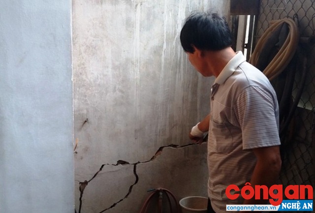 Những vết nứt kéo dài nhiều tháng nay tại nhà dân nhưng chưa được đền bù