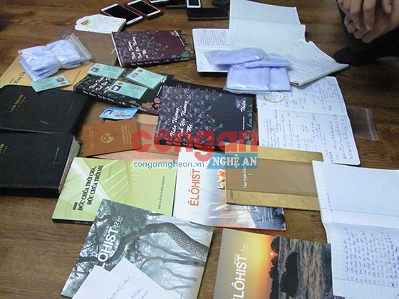 Điện thoại và tài liệu tạm giữ.