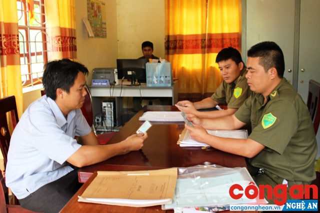 Công an xã Thông Thụ tuyên truyền pháp luật cho người dân khu vực biên giới