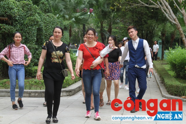 Dòng người tấp nập đổ về quê Bác trong ngày 30/4