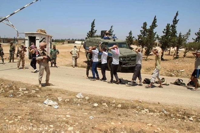Các tay súng phiến quân Syria buông súng xin hàng quân đội Syria. Ảnh: ITN