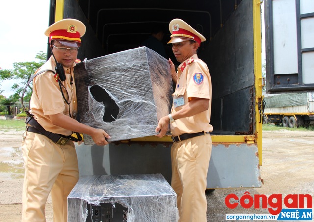 Trạm CSGT Diễn Châu phát hiện, thu giữ lô hàng điện tử không rõ nguồn gốc, xuất xứ, trị giá gần 100 triệu đồng