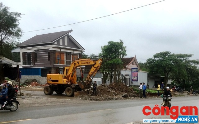 Lực lượng chức năng tiến hành giải tỏa vi phạm hành lang ATGT